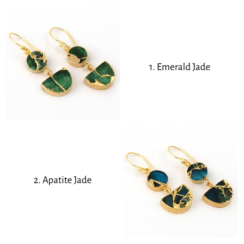 Op de afbeelding: Twee paar gouden oorbellen met groene en blauwe edelsteenaccenten. De oorbellen hebben een ronde edelsteen en een halvemaanvormige edelsteen. De tekst "1. Emerald Jade" en "2. Apatite Jade" is zichtbaar in de afbeelding.
