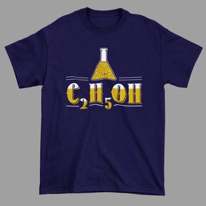 Op de afbeelding: Een marineblauw t-shirt met een gele beker en de chemische formule "C₂H₅OH" erop gedrukt.