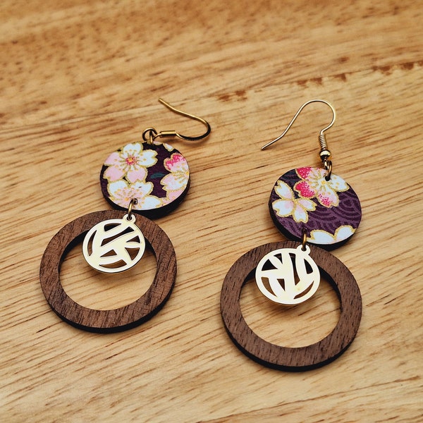 Purple and pink dangling earrings in walnut wood and Japanese paper