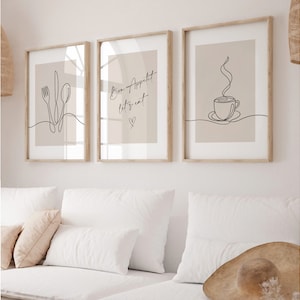 K&ouml;nnte beinhalten: Drei gerahmte Kunstdrucke mit minimalistischen Strichzeichnungen. Einer zeigt Besteck, ein anderer sagt "Bon App&eacute;tit, let's eat", und der dritte zeigt eine Kaffeetasse. Die Drucke sind in neutralen Farbt&ouml;nen gehalten und in Holzrahmen gefasst.