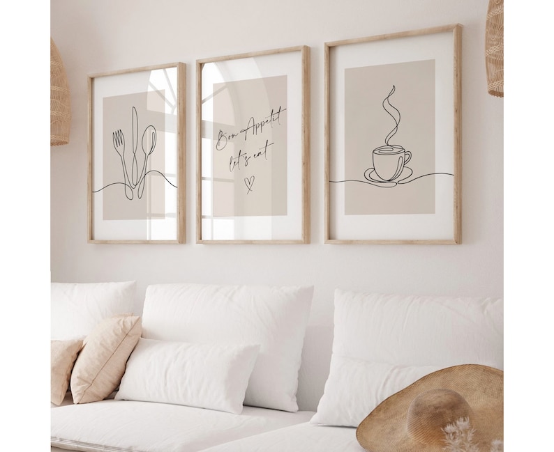 K&ouml;nnte beinhalten: Drei gerahmte Kunstdrucke mit minimalistischen Strichzeichnungen. Einer zeigt Besteck, ein anderer sagt "Bon App&eacute;tit, let's eat", und der dritte zeigt eine Kaffeetasse. Die Drucke sind in neutralen Farbt&ouml;nen gehalten und in Holzrahmen gefasst.