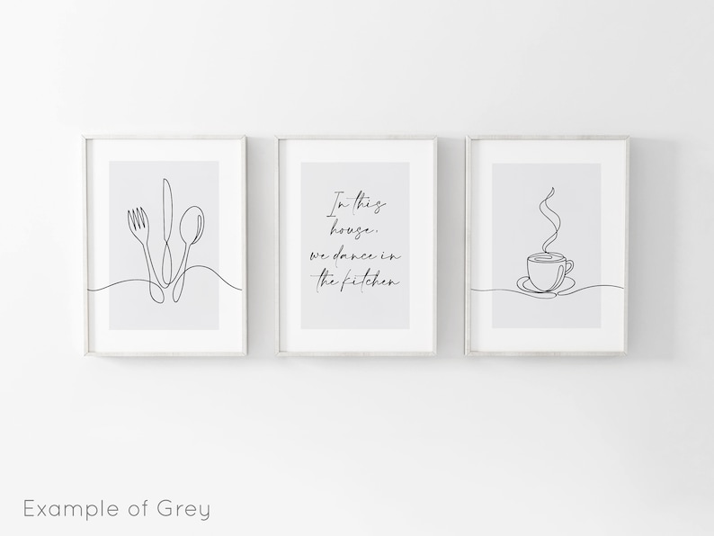 Peut inclure: Trois impressions encadr&eacute;es avec un art lin&eacute;aire minimaliste. L'une pr&eacute;sente une fourchette, un couteau et une cuill&egrave;re, une autre porte le texte "In this house, we dance in the kitchen", et la troisi&egrave;me repr&eacute;sente une tasse de caf&eacute; avec de la vapeur.