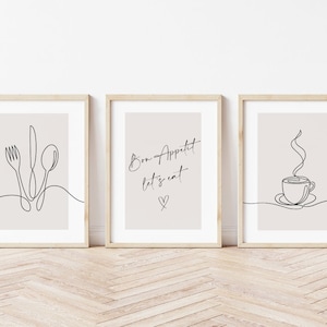 K&ouml;nnte beinhalten: Drei gerahmte Drucke mit minimalistischer Linienkunst. Ein Druck zeigt Gabel, Messer und L&ouml;ffel. Ein anderer sagt "Bon App&eacute;tit let's eat" mit einem Herzen. Der dritte Druck zeigt eine Kaffeetasse mit Dampf. Alle sind in hellem Beige mit Holzrahmen.
