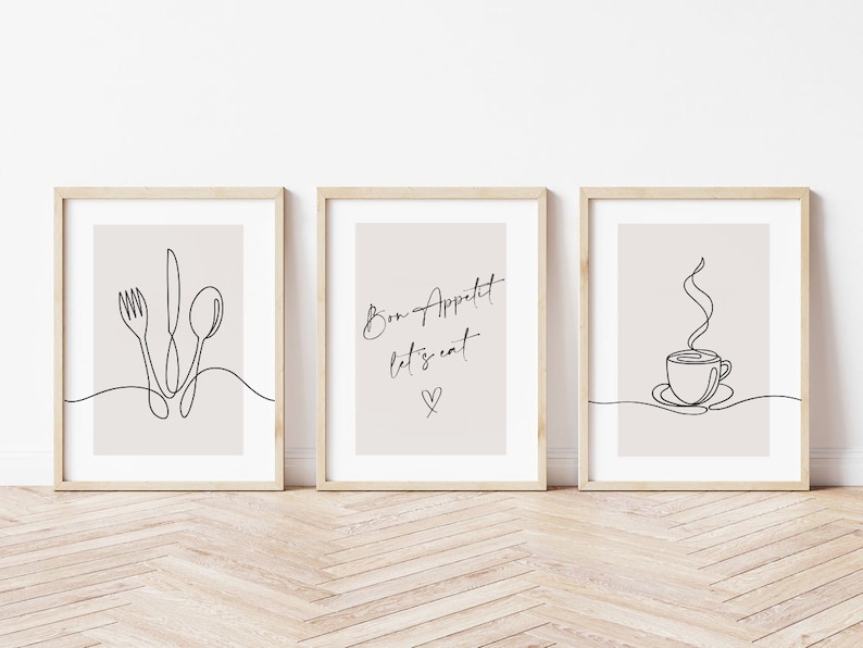 K&ouml;nnte beinhalten: Drei gerahmte Drucke mit minimalistischer Linienkunst. Ein Druck zeigt Gabel, Messer und L&ouml;ffel. Ein anderer sagt "Bon App&eacute;tit let's eat" mit einem Herzen. Der dritte Druck zeigt eine Kaffeetasse mit Dampf. Alle sind in hellem Beige mit Holzrahmen.