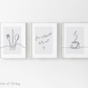 K&ouml;nnte beinhalten: Drei gerahmte minimalistische Kunstdrucke. Der erste zeigt eine Gabel, ein Messer und einen L&ouml;ffel. Der zweite sagt "Bon Appetit let's eat" mit einem Herzen. Der dritte zeigt eine Kaffeetasse mit Dampf. Alles sind schwarze Strichzeichnungen auf hellgrauem Hintergrund.