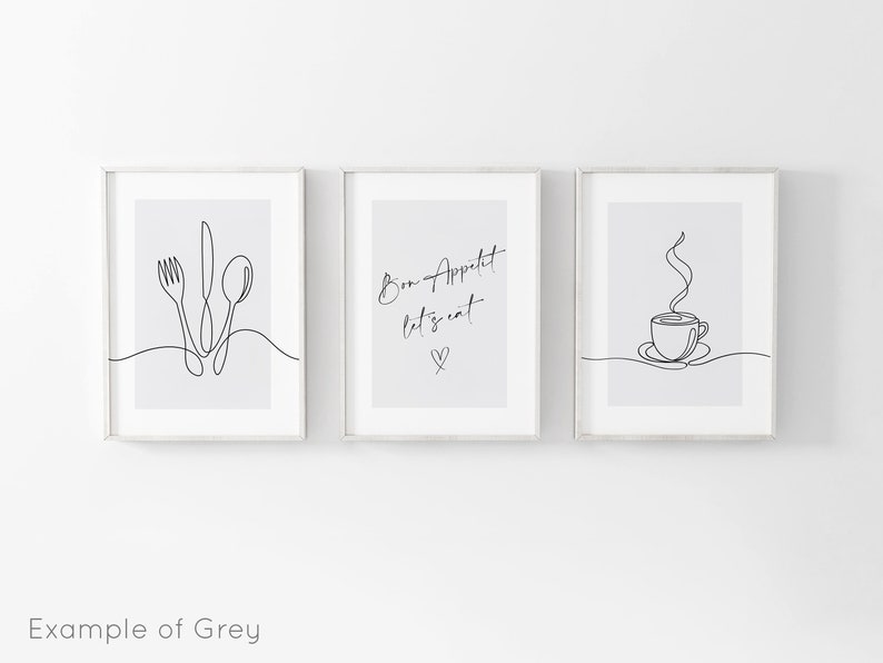 K&ouml;nnte beinhalten: Drei gerahmte minimalistische Kunstdrucke. Der erste zeigt eine Gabel, ein Messer und einen L&ouml;ffel. Der zweite sagt "Bon Appetit let's eat" mit einem Herzen. Der dritte zeigt eine Kaffeetasse mit Dampf. Alles sind schwarze Strichzeichnungen auf hellgrauem Hintergrund.