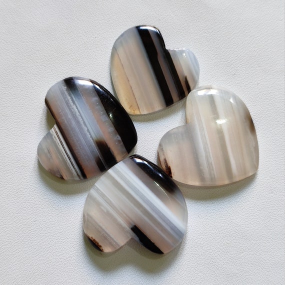 ハート型・瑪瑙 4個入り 天然縞瑪瑙ハート 滑らかに磨かれた美しい大きなサイズの縞