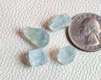 Lote pequeño de 04 piezas de aguamarina en bruto 100 % natural, aguamarina para hacer joyas, muestra de aguamarina en bruto, aguamarina de forma natural, lote A17