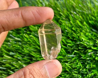 Raro gran cristal de cuarzo rutilado natural de 67 quilates extraído de la tierra en forma de torre, lápiz de rutilo en bruto, limpio, torre de agujas de oro de rutilo