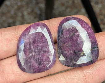 Par de rodajas de rubí natural de gran tamaño de 75 quilates con corte rosa. Par de rodajas de rubí precioso con parte posterior plana. Gema de rubí para la fabricación de joyas.