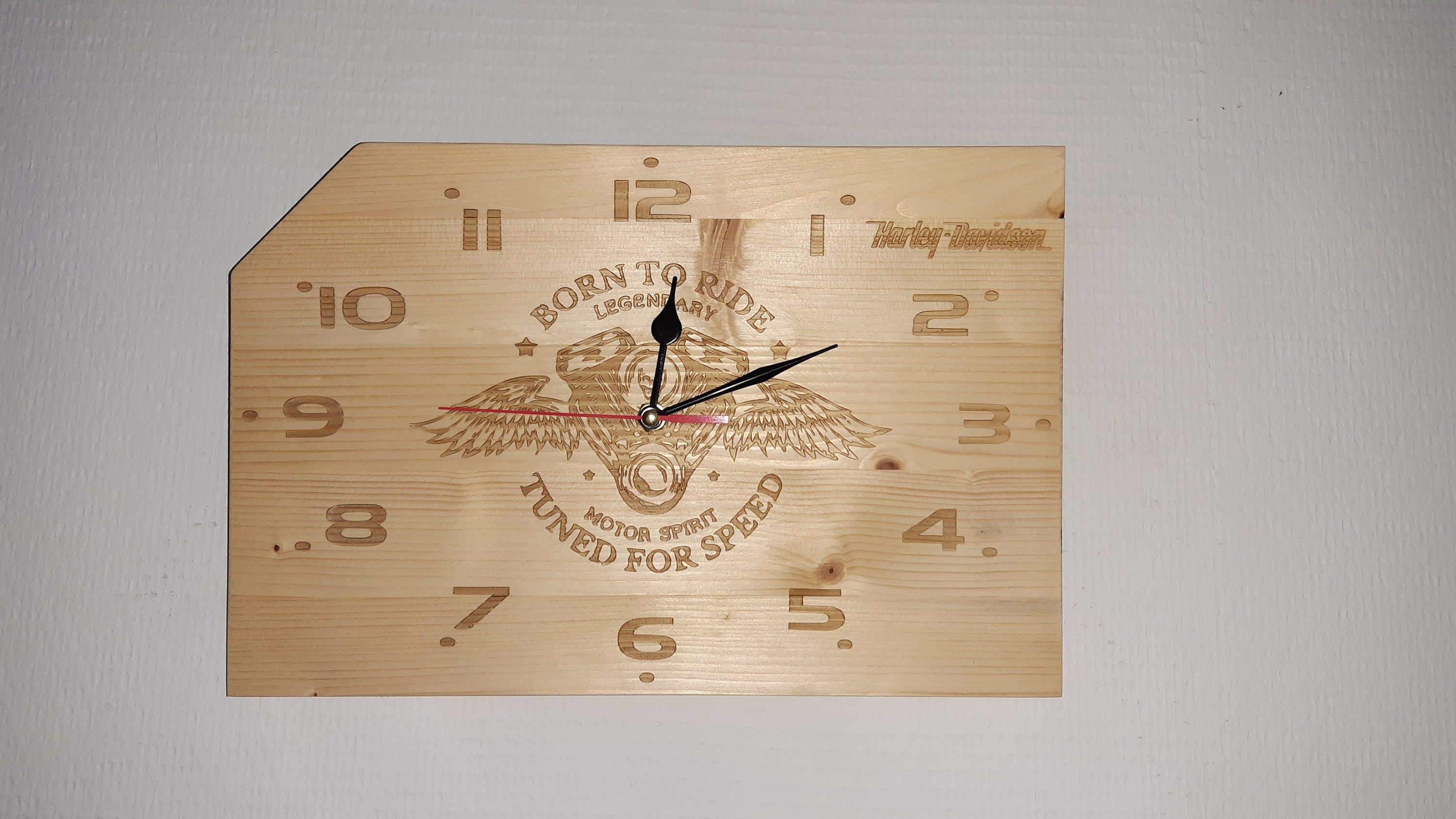 Horloge Pendule Murale Personnalisable en Bois Gravure Offerte , Faite Main.