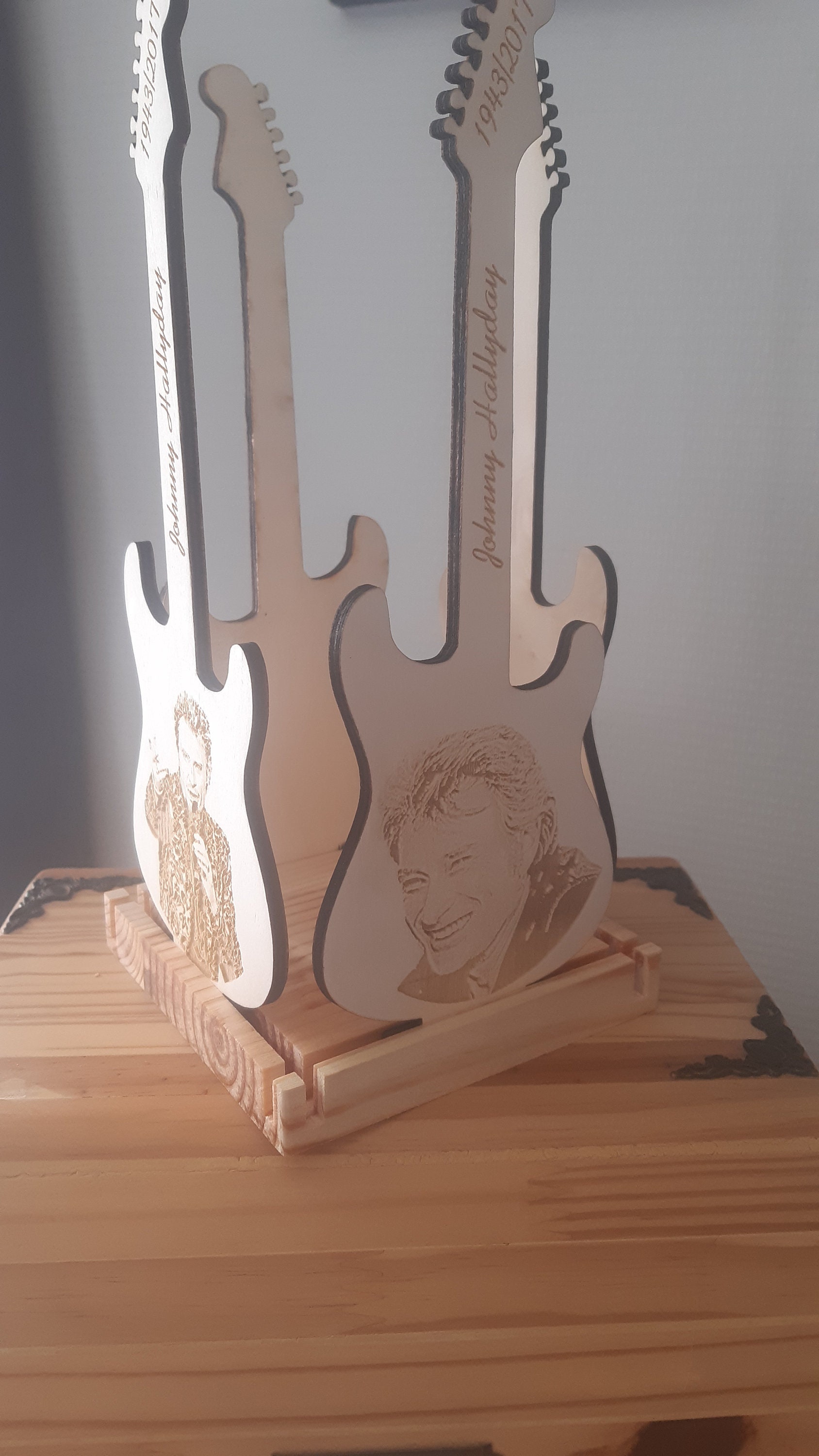 Johnny Hallyday, Gravure sur Quatre Guitares Personnalisable Faite Main en Bois.