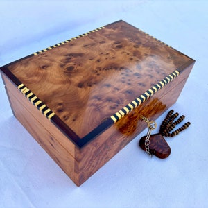 9 "× 6" Schmuckschatulle Holz Wurzelholz, handgefertigte Schmuckschatulle mit Schloss, große Holzschmuckschatulle, handgefertigte massive Thuya Holz Burl Schmuckschatulle