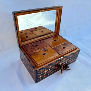 12 "× 8" große geschnitzte Schmuckschatulle mit Spiegel und Schlüssel, Holzschatulle, dekorative Aufbewahrungsbox, Schmuckschatulle für Frauen, Schmuckschatulle aus Thujaholz