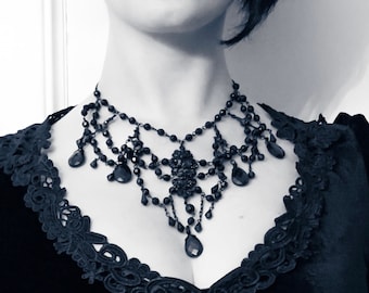 Collar gótico con filigrana de diamantes de imitación: joya llamativa con cuentas en forma de lágrima