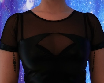 Crop top negro de pvc y malla: moda alternativa única