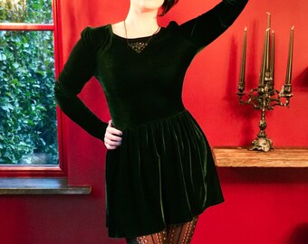 Exclusivo vestido skater corto de terciopelo verde, escote barco y mangas extra largas