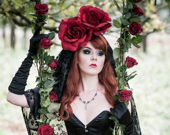 Tocado de rosas rojas y velo de encaje negro: elegancia gótica única