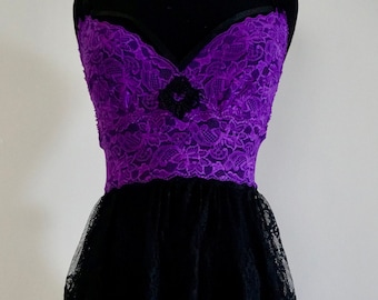 Vestido lencero babydoll de encaje negro y morado con braguitas a juego