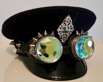 Gorra cibergótica negra con gafas prismáticas holográficas verdes y púas