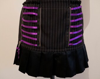 Minifalda de raya diplomática: cinta morada, volantes plisados, cintura elástica