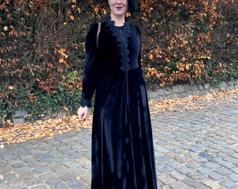 Abrigo gótico romántico, fluido y elegante en terciopelo negro con ribetes de encaje