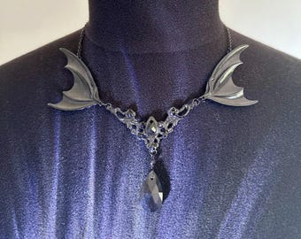 Collar único de filigrana con alas de murciélago y cuentas de vidrio en forma de lágrima brillante