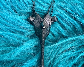 Collar único con hueso real pintado con purpurina negra: de origen ético