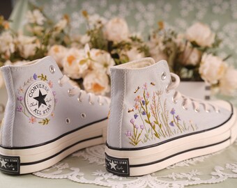 Zapatos bordados Converse personalizados, Converse Chuck Taylor de la década de 1970, Converse Custom Small Flower Purple Small Flower Bee Bordado zapatos de boda