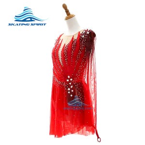Peut inclure: Une robe de patinage artistique rouge &agrave; manches longues avec une encolure transparente couleur chair, des plis verticaux complexes et des cristaux clairs &eacute;parpill&eacute;s. La tenue comprend une manche en maille fluide et une jupe superpos&eacute;e.