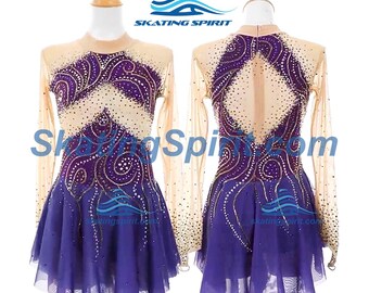 Può includere: Un abito da pattinaggio a maniche lunghe con corpetto viola decorato da motivi a vortice e cristalli. Il capo presenta maniche in rete beige trasparente, un colletto alto e una gonna viola a strati. Logo Skating Spirit presente.