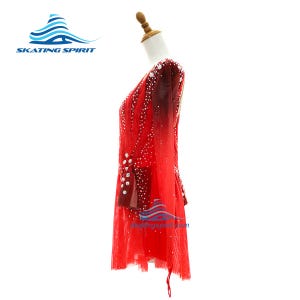 Peut inclure: Une robe de patinage rouge vif &agrave; manches longues avec un corsage et une jupe en maille transparente. Le v&ecirc;tement est richement orn&eacute; de cristaux transparents dispos&eacute;s en motifs verticaux sur le devant et les manches, avec un d&eacute;collet&eacute; en V.