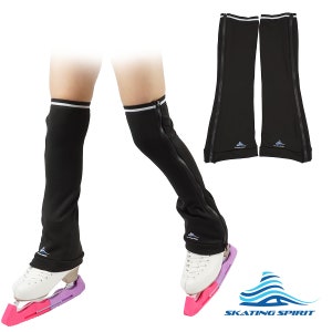 K&ouml;nnte beinhalten: Schwarze Fleece-Beinw&auml;rmer mit wei&szlig;em Besatz und einem Rei&szlig;verschluss an der Seite. Die Beinw&auml;rmer werden von einer Person auf Schlittschuhen getragen. Der Text "SKATING SPIRIT" ist im Bild sichtbar.