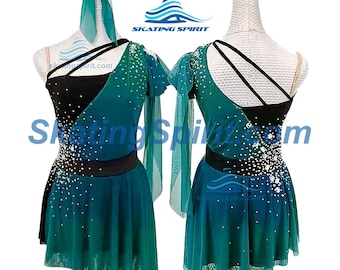 Peut inclure: Une robe de patinage artistique bleu sarcelle et noire avec un design asymétrique à une épaule, des bretelles noires fines, une jupe en maille transparente et des strass clairs. Inclut un foulard assorti et le texte Skating Spirit.