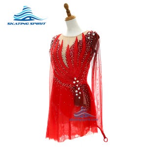 Peut inclure: Une robe de patinage artistique rouge &agrave; manches longues avec un haut transparent couleur chair, des superpositions de tissu rouge en forme de flammes et des cristaux transparents. La tenue comprend une jupe &eacute;vas&eacute;e et des manches longues.
