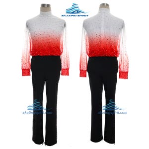Könnte beinhalten: Ein Eiskunstlaufkostüm mit einem weiß-roten Ombre-Oberteil und einer schwarzen Hose. Das Oberteil hat lange Ärmel und einen hohen Kragen, verziert mit kleinen, glitzernden Details. Die Hose ist gerade geschnitten. Das Logo "SKATING SPIRIT" ist sichtbar.