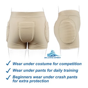 Puede incluir: Pantalones cortos acolchados de color beige con un bolsillo en la parte posterior. El texto "SKATING SPIRIT" es visible debajo de la imagen. El texto "Usar debajo del disfraz para la competencia", "Usar debajo de los pantalones para el entrenamiento diario", "Los principiantes usan debajo de los pantalones de choque para protecci&oacute;n adicional" es visible debajo de la imagen.