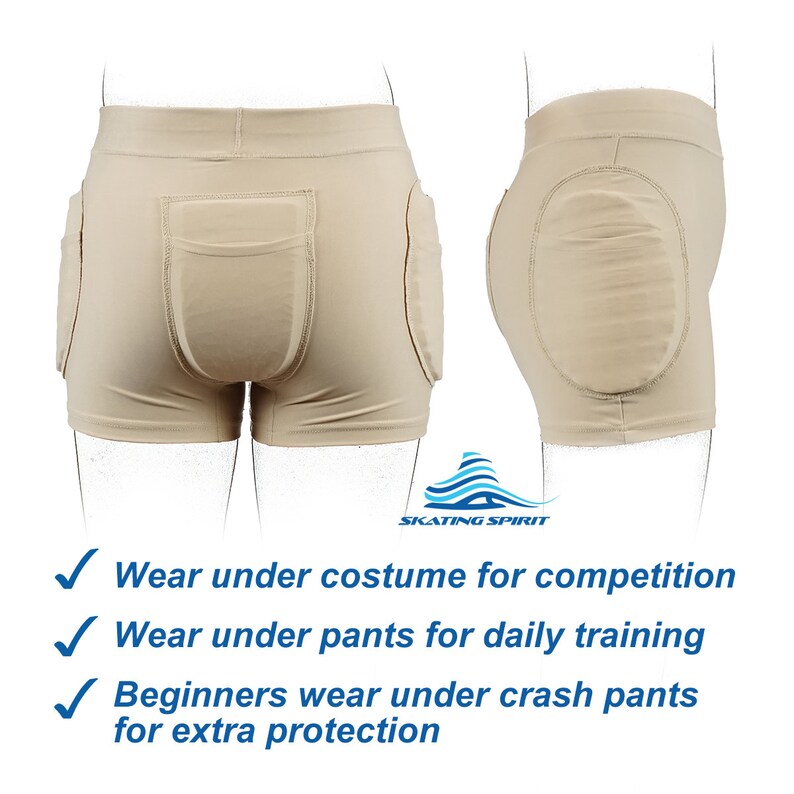 Puede incluir: Pantalones cortos acolchados de color beige con un bolsillo en la parte posterior. El texto "SKATING SPIRIT" es visible debajo de la imagen. El texto "Usar debajo del disfraz para la competencia", "Usar debajo de los pantalones para el entrenamiento diario", "Los principiantes usan debajo de los pantalones de choque para protecci&oacute;n adicional" es visible debajo de la imagen.
