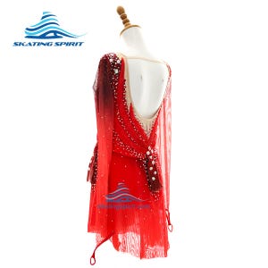 Peut inclure: Une robe de patinage artistique rouge &agrave; manches longues avec une d&eacute;coupe dorsale profonde, des manches en maille transparente et un d&eacute;grad&eacute; de rouge fonc&eacute; &agrave; rouge vif. Le v&ecirc;tement est orn&eacute; de nombreux cristaux clairs et porte le texte Skating Spirit.