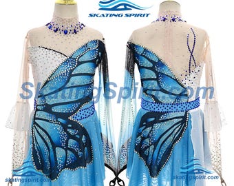 Könnte beinhalten: Ein Eiskunstlaufkleid mit einem blau-schwarzen Schmetterlingsflügelmuster auf einem weißen und hautfarbenen Netzoberteil. Das Kleid ist mit zahlreichen klaren und blauen Kristallen, einem Stehkragen, langen transparenten Ärmeln und einem blauen Rock besetzt.