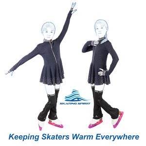 K&ouml;nnte beinhalten: Zwei Eiskunstl&auml;uferinnen in schwarzen und grauen Eiskunstlaufkleidern mit schwarzen Leggings und rosafarbenen Schlittschuhen. Die L&auml;uferinnen posieren vor einem wei&szlig;en Hintergrund mit dem Text "SKATING SPIRIT" und "Keeping Skaters Warm Everywhere" darunter.