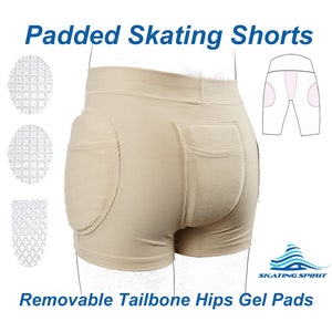 Puede incluir: Shorts de patinaje acolchados de color beige con almohadillas de gel extra&iacute;bles para el coxis y las caderas. Los pantalones cortos tienen un bolsillo en la parte posterior y las almohadillas de gel se muestran en una imagen de primer plano. "SKATING SPIRIT" est&aacute; impreso en la esquina inferior derecha de la imagen.