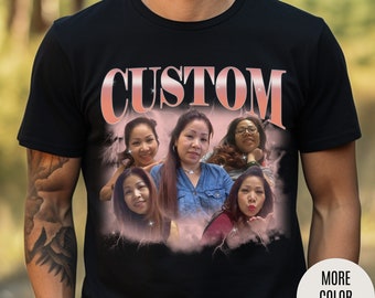 Może przedstawiać: Czarny T-shirt z nadrukiem "CUSTOM" w kolorze różowym. Na koszulce znajduje się kolaż z pięcioma twarzami kobiet w chmurowym wzorze z błyskawicami.