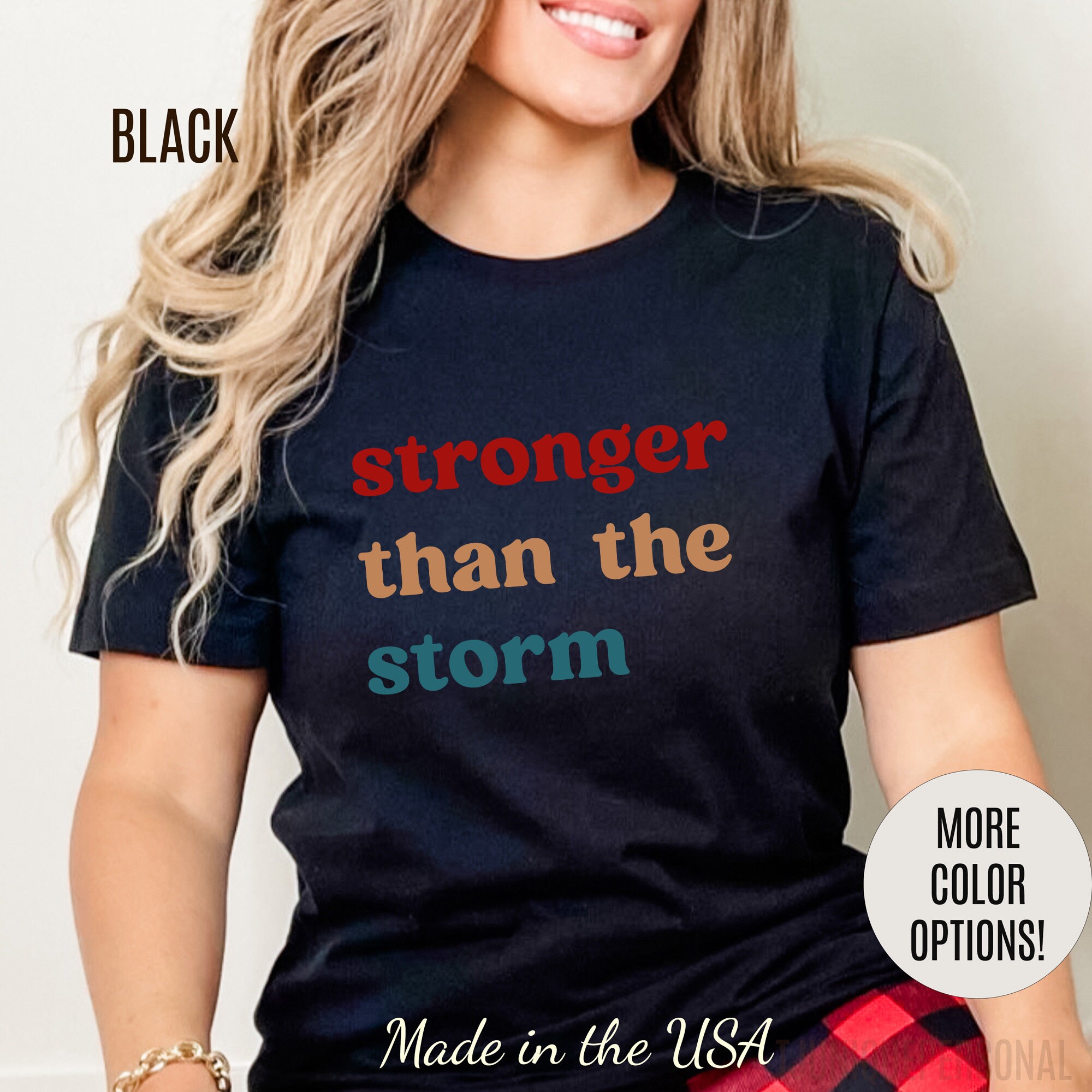 Camisa más fuerte que la tormenta, camisa de mujer piadosa, camisa de mujer religiosa, camisa para mujer, camisa cristiana para mamá, camisa amante de Jesús, T1225