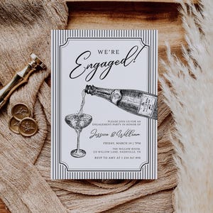Puede incluir: Una tarjeta de invitación rectangular para una fiesta de compromiso con una ilustración en blanco y negro de una botella de champán vertiéndose en una copa. El texto dice: We're Engaged! Please join us for an engagement party in honor of Jessica & William, Friday, March 14 | 7pm, The Willow Room, 123 Willow Lane, Nashville, TN, RSVP to Amy at 1 234 567 890.
