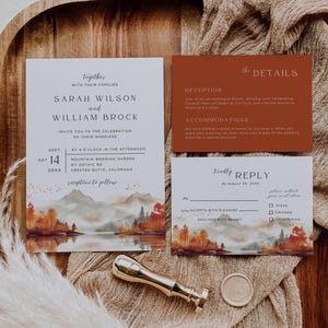 Peut inclure: Ensemble de faire-part de mariage avec un paysage à l'aquarelle de montagnes et d'arbres. Comprend une invitation, une carte de détails et une carte de réponse. Un sceau de cire et un tampon dorés sont également présents.