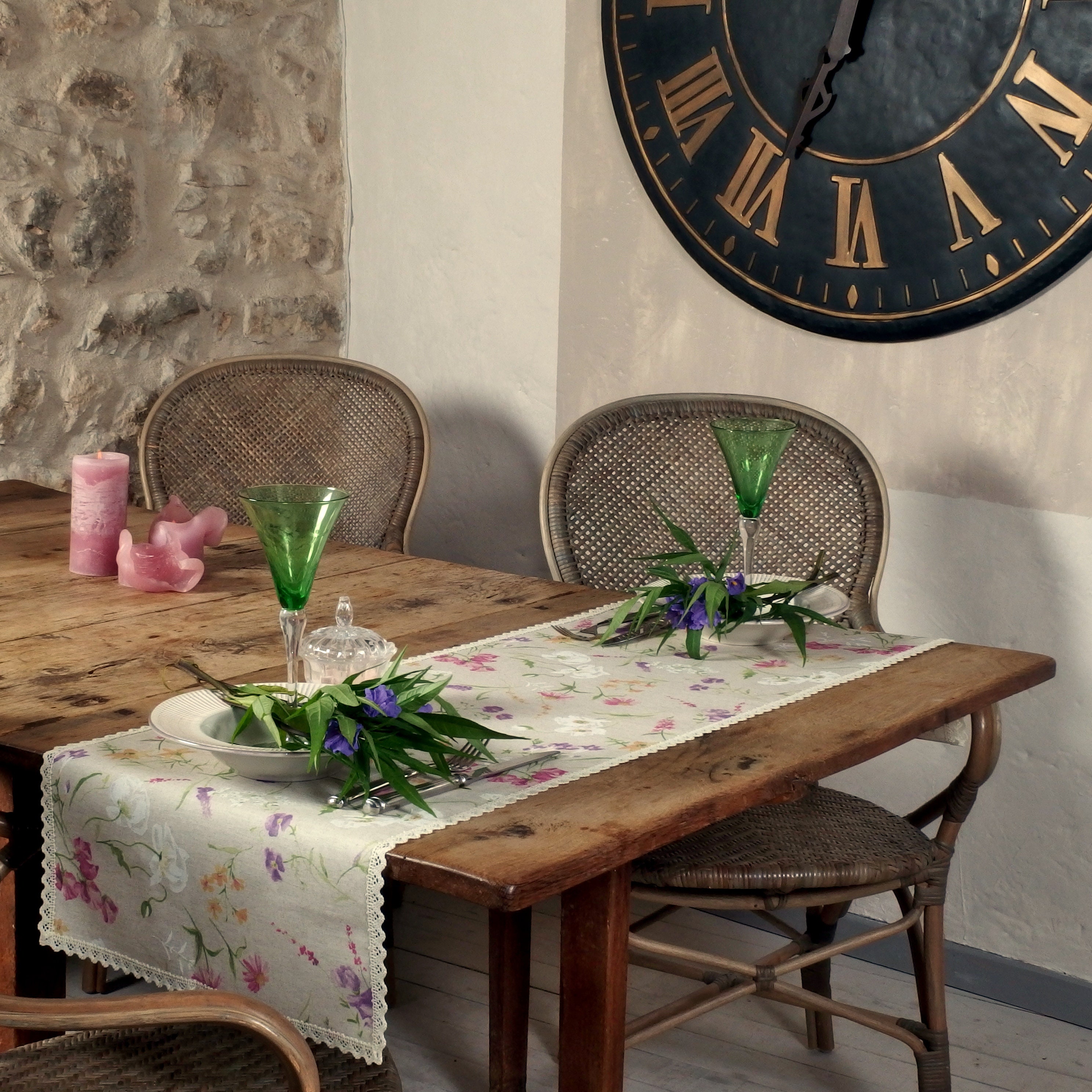 Cour de Table Enduit avec Des Fleurs Printemps Dans Un Tissu Mélange Polyester Coton Qui Est Facile 