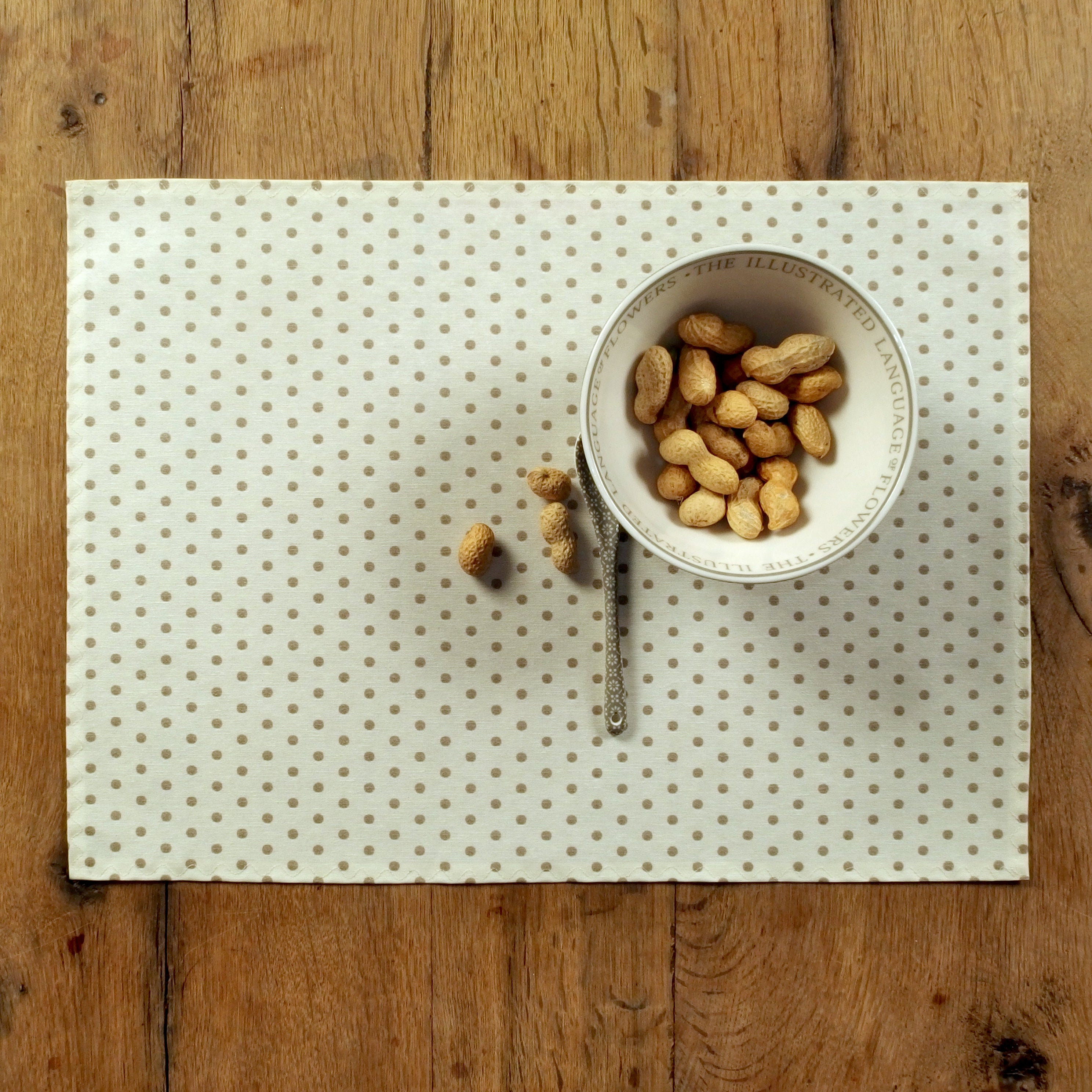 Ensemble de Deux Napperons Enduits avec Des Points Couleur Sable Dans Un Mélange Polyester Coton Qui