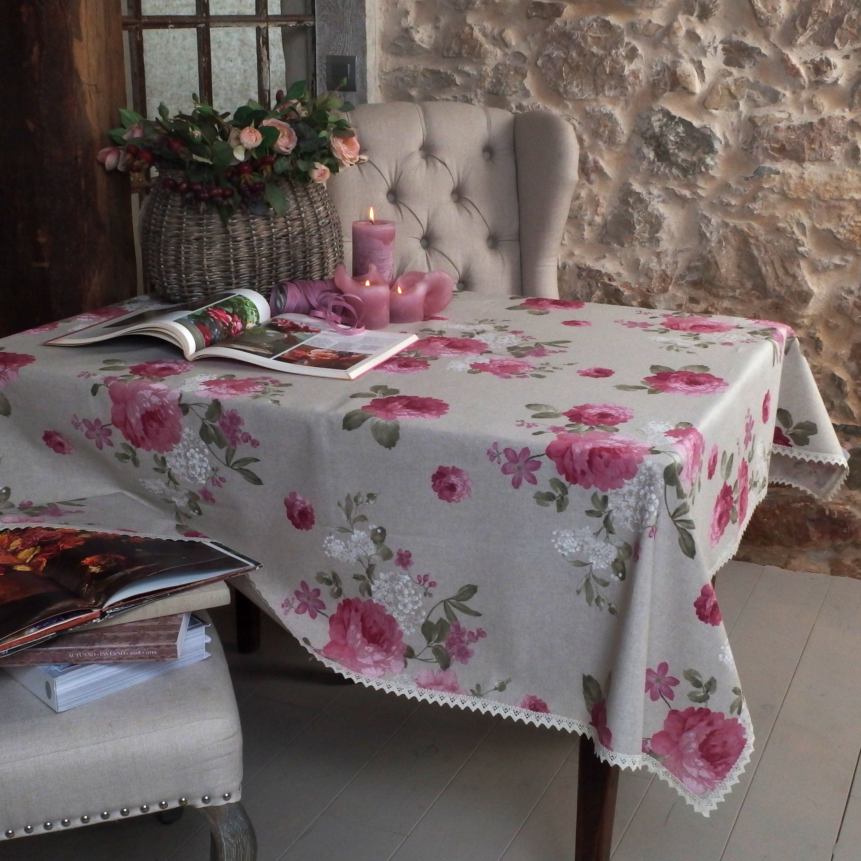 Nappe avec de Grandes Roses et Des Fleurs Blanches Dans Un Mélange Polyester Coton d'aspect Lin, Fab