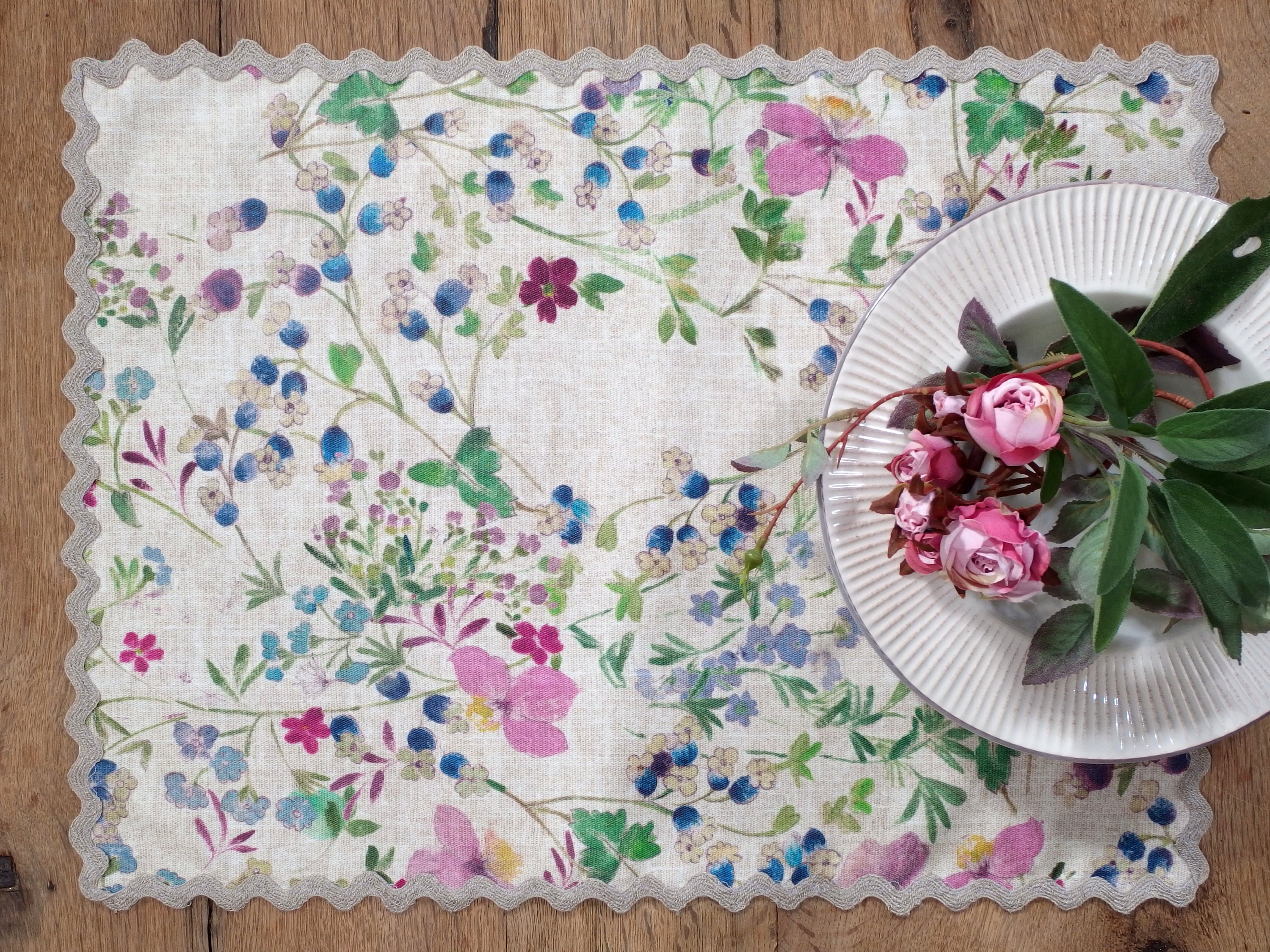 Ensemble de Deux Napperons Enduits avec Des Fleurs Dans Un Tissu Coton Qui Est Facile à Essuyer Prop